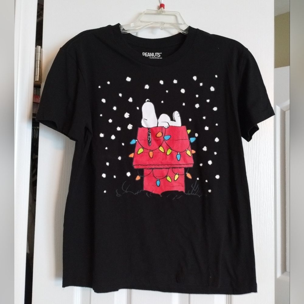 Peanuts Black Tee with Christmas Design Size M